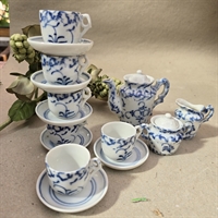 porcelaens-dukke-kaffestel-hvidt-blaa-dekoration-kaffekande-sukkerskaal-floedekande-6-par-kopper-gammelt-dukkeservice